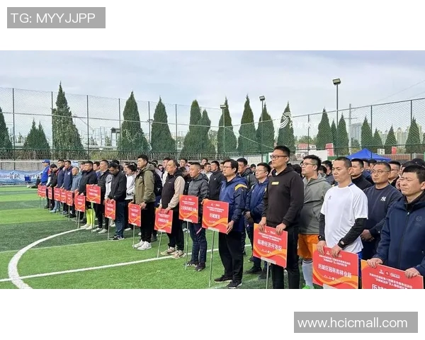 穿唐装的足球明星展现传统文化魅力与运动精神的完美结合